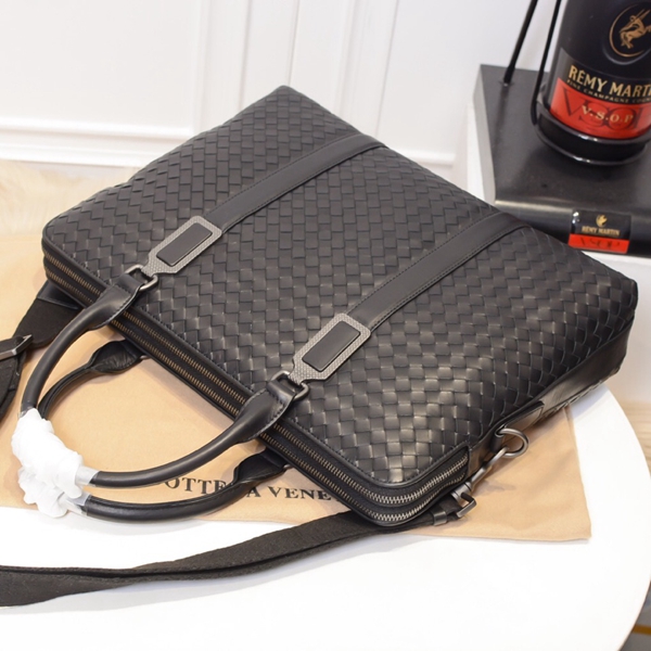 ボッテガヴェネタバッグ背面デザイン